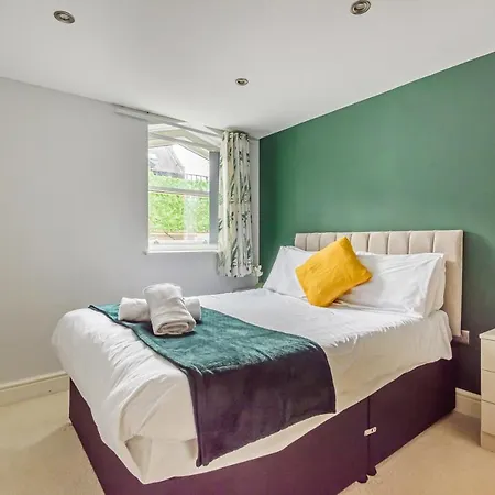Wenlock Base - Cosy Basement In