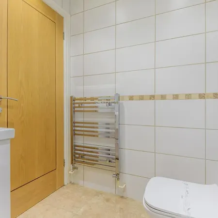 Wenlock Base - Cosy Basement In