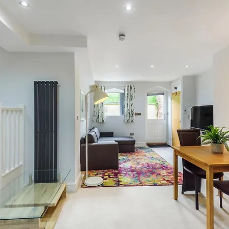 Wenlock Base - Cosy Basement In